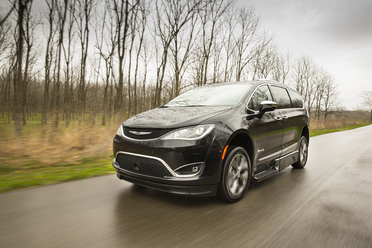 2018_Pacifica_Driving_01_Low